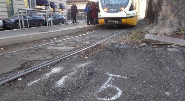 Milano, turista di 20 anni travolta e uccisa da un tram davanti a tre amiche