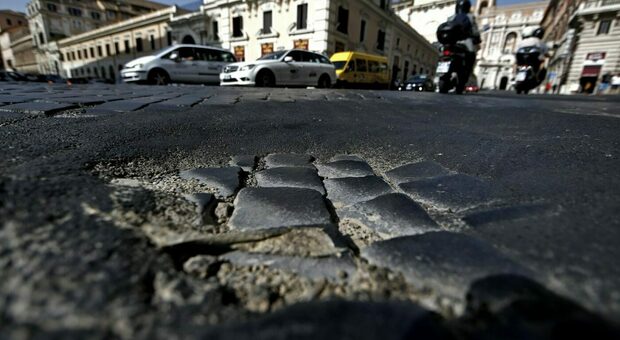 Roma, pedoni e moto a rischio per "dissesto sampietrini" nelle strade del centro storico. Infortuni sempre più frequenti