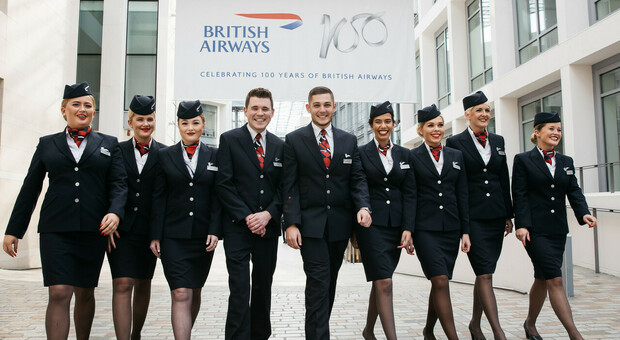 British Airways, la svolta nelle uniformi: le gonne potranno essere indossate anche dagli uomini