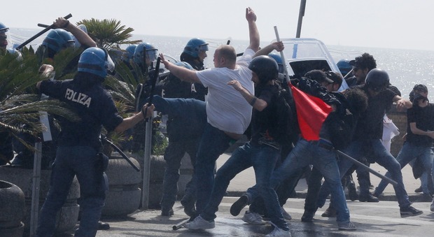 Scontri a Napoli: caccia ai registi: black bloc con le molotov