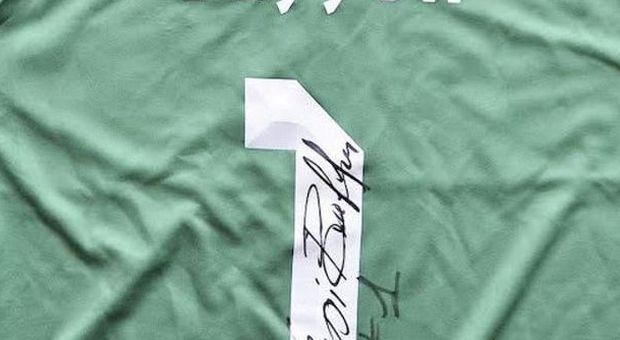 Buffon, la maglia autografata della Nazionale all'asta per la onlus Pietro Leonardi
