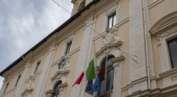 Bandiere a mezz'asta nel Comune di Rieti (foto Riccardo Fabi/Meloccaro)