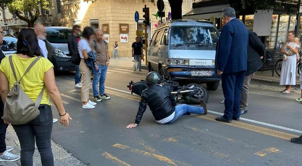 Incidente a Lecce, furgoncino contro moto in pieno centro: un ferito
