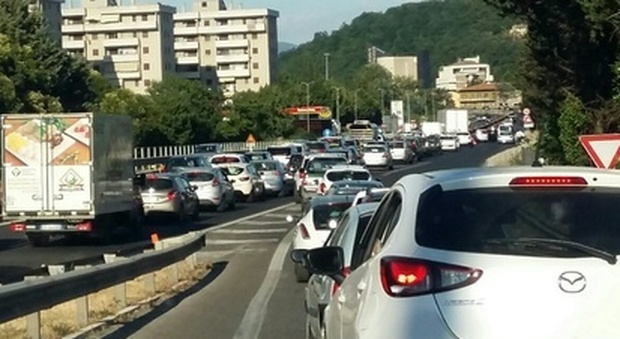 Perugia, allarme sui social: «Ragazzini a piedi sfidano le auto lungo la E45»
