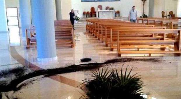 Latina, assalto dei vandali: devastata e profanata la chiesa Stella Maris al Lido