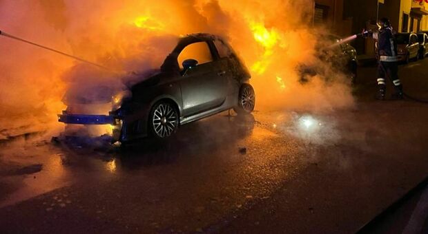 Ennesima notte di fuoco in Salento: altre due auto date alle fiamme