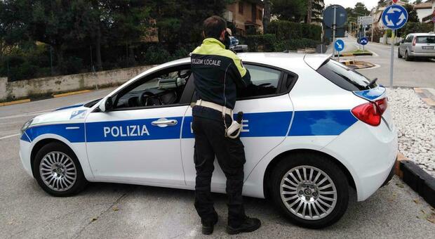 Osimo, pattuglie a caccia di auto fantasma: ogni giorno 3 prese senza revisione, in un anno 389 mezzi sequestrati