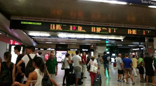 Ferrovia bloccata a Firenze, alla stazione Termini 1.500 passeggeri dei treni diretti a nord