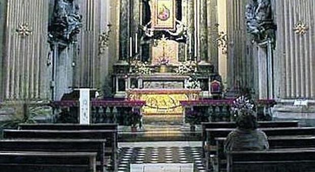 Santa Maria in Montesanto, la chiesa con i fedeli in jeans e t-shirt