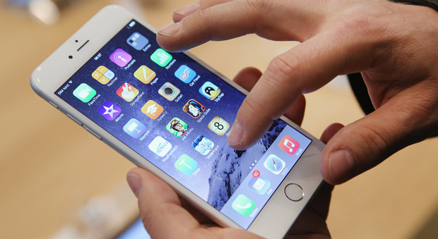 iPhone, il nuovo avrà schermo curvo e si controllerà a distanza senza toccarlo