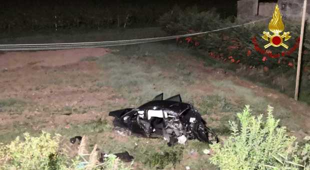 I resti dell'auto dopo l'incidente a Battaglia Terme