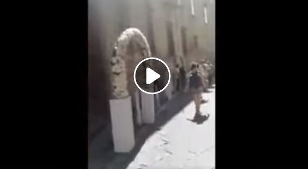 Nozze vergogna a Napoli: strade chiuse abusivamente e rifiuti abbandonati in strada