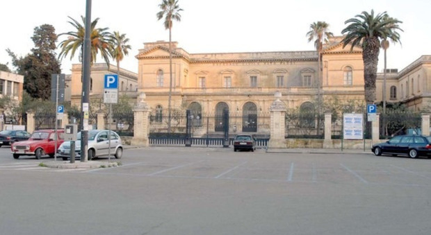 Furto alla Cittadella della Salute di Lecce: ladri in fuga con mascherine e guanti