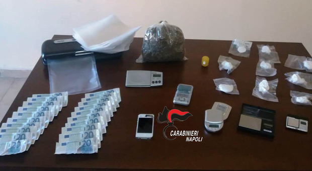Cocaina, marijuana e soldi falsi: arrestato pusher a Grumo Nevano