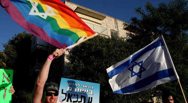 Israele riconosce le coppie gay, legge del ritorno anche per le famiglie omosessuali