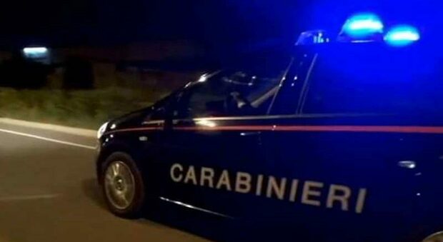 Incendia casa e aggredisce il vicino: arrestato dai carabinieri