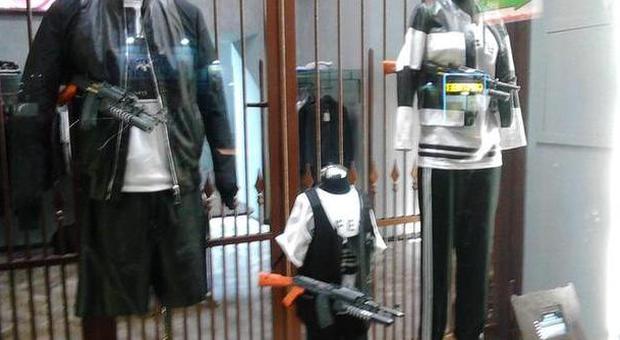 A Napoli spunta la vetrina choc: manichini con armi in pugno