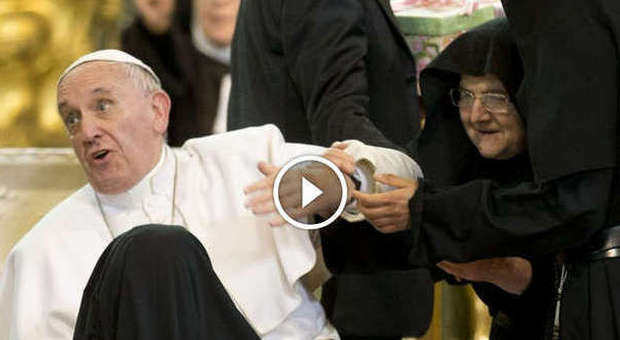 Il Papa incontra le suore di clausura, la battuta in dialetto del cardinale Sepe