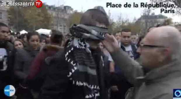 Il musulmano bendato a Parigi: "Abbracciatemi se vi fidate di me". Ecco come ha reagito la gente
