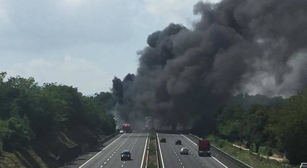 Autostrada A1 Roma-Napoli chiusa: tir in fiamme, traffico bloccato a Valmontone