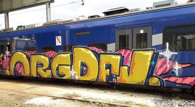 Treni imbrattati alla stazione Appia: «La guerra è dura e non ci fa paura»