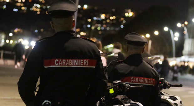Napoli, folle inseguimento nella notte da viale Dohrn a via Marina: catturato 40enne armato