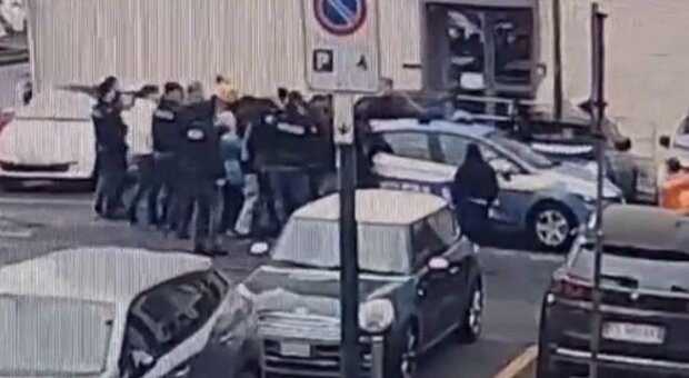 Assalto degli antagonisti a una volante della Polizia a Torino, Mattarella sente Piantedosi: «Solidarietà agli agenti»