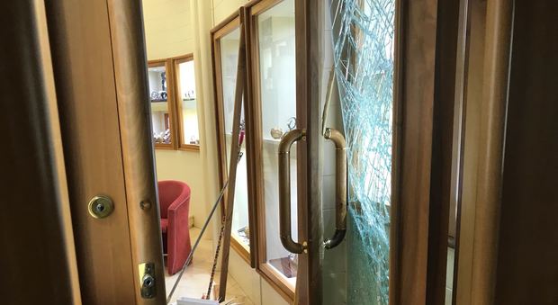 Ladri sfondano la porta di una gioielleria in pieno giorno e fuggono: bottino ingente