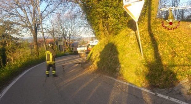 Ancona, fuga di gas: si alza manto stradale per sei metri