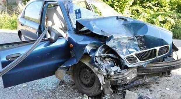Sangue sulle strade in Campania | Auto si schianta contro camion, un morto e tre feriti