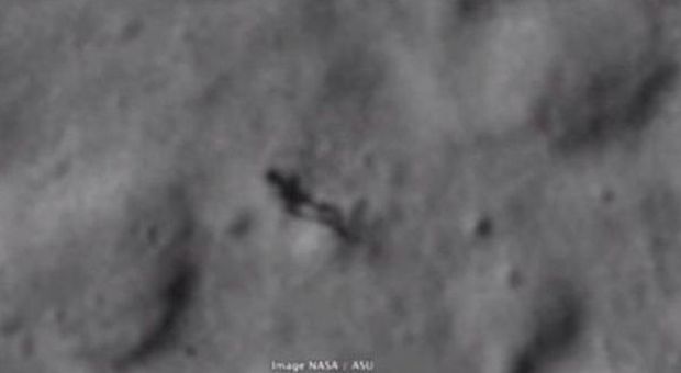 Misteriosa figura cammina sulla luna, il frame di Google Moon diventa virale -Guarda
