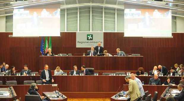 Milano, la Regione Lombardia taglia i vitalizi agli ex consiglieri. Ma solo del 10%