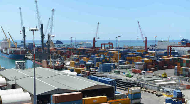 Salerno, trovati sessanta chili di cocaina in un container nel porto: sequestrati