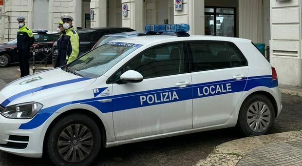 Falconara, l’irriducibile al volante senza patente e il georgiano coi documenti taroccati: doppia denuncia della polizia locale