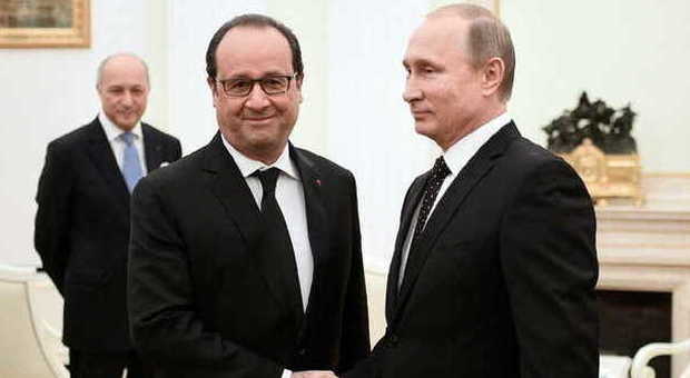 Isis, Putin a Hollande: "Francia e Russia insieme contro il terrorismo"