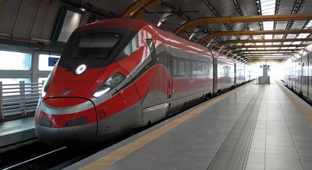 Treni, assalto e boom di biglietti venduti per partire lunedì 4 maggio. «Tre milioni di italiani in viaggio, esodo verso sud»