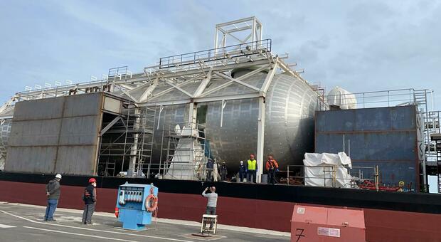 Porto, il primo distributore galleggiante per navi a gas