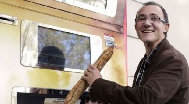 Baguette appena sfornate, in Francia il primo distributore automatico di pane