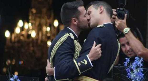 Spagna, prime nozze gay tra due poliziotti: Chema e Jonathan celebrati su Twitter