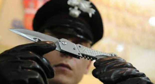 Minaccia con coltello carabinieri e medici: un 19enne in manette