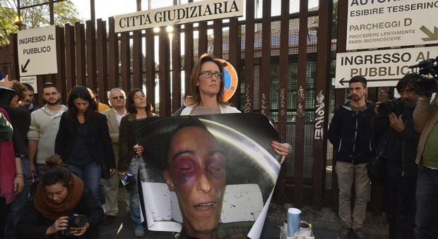 Cucchi, rinviati a giudizio i 5 carabinieri coinvolti nell'inchiesta: sono accusati di omicidio preterintenzionale