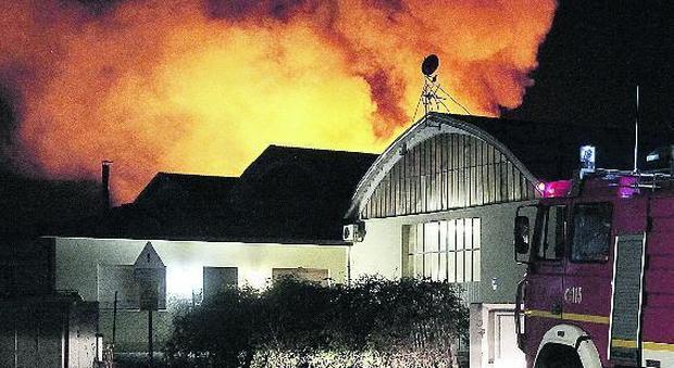 Inferno al mobilificio Santarossa Secondo incendio in tre mesi