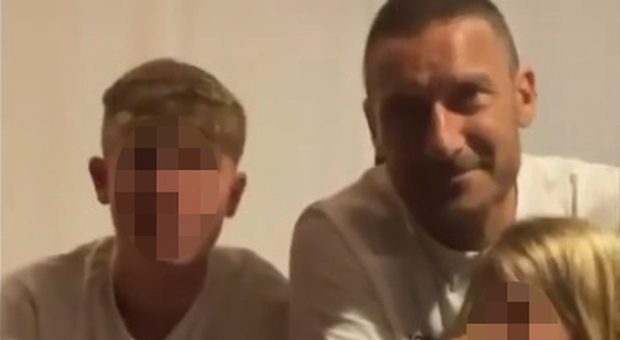 Francesco Totti ci da un taglio, sul social col nuovo look: eccolo con i capelli rasati