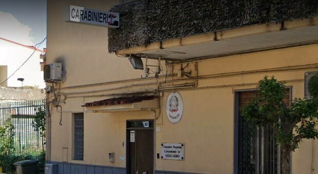 Napoli, picchia la compagna in casa e anche davanti alla caserma dei carabinieri: arrestato