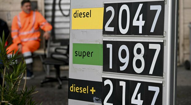 Benzina e diesel alle stelle, prezzi choc: «Fino a 2,5 euro al litro, ecco dove»