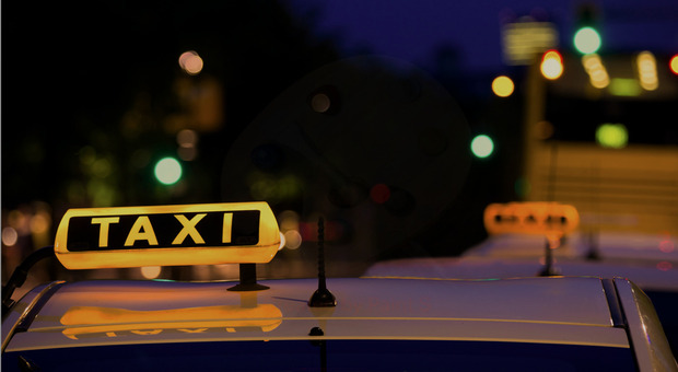 La notte dei taxi: «Il 42% delle chiamate è senza risposta»