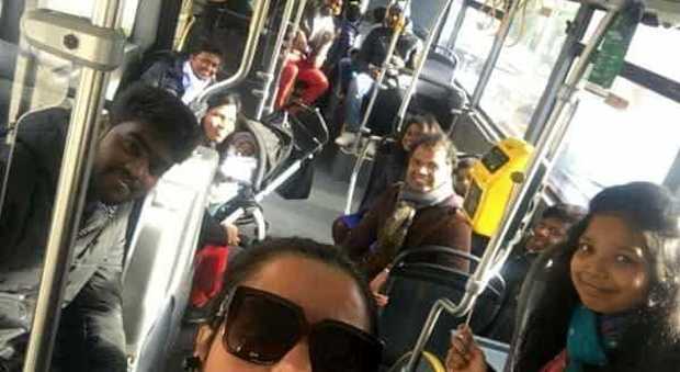 L'autista del bus scatta un selfie con gli immigrati: «Hanno pagato tutti il biglietto». La foto diventa virale