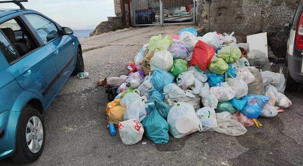 I rifiuti lasciati a terra a Nisida