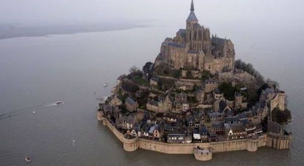 Mont Saint-Michel torna un'isola: è arrivata la marea del secolo
