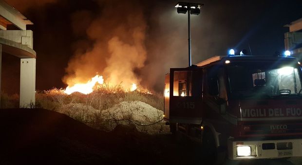 Incendio nella zona industriale tra Caserta e San Nicola: matrice dolosa